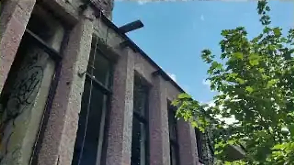 Merrill Street: Hidden between the floors
